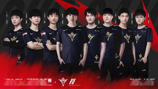 持严谨的自 持严谨的自